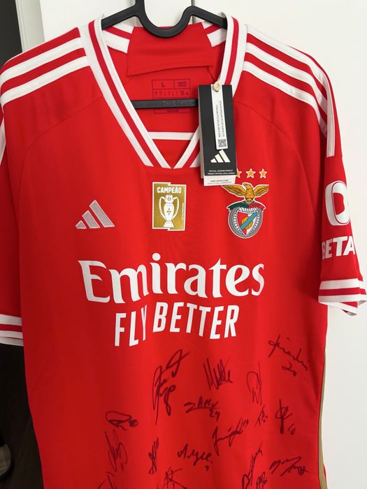 Camisola oficial do SL Benfica da época 23/24 autografada