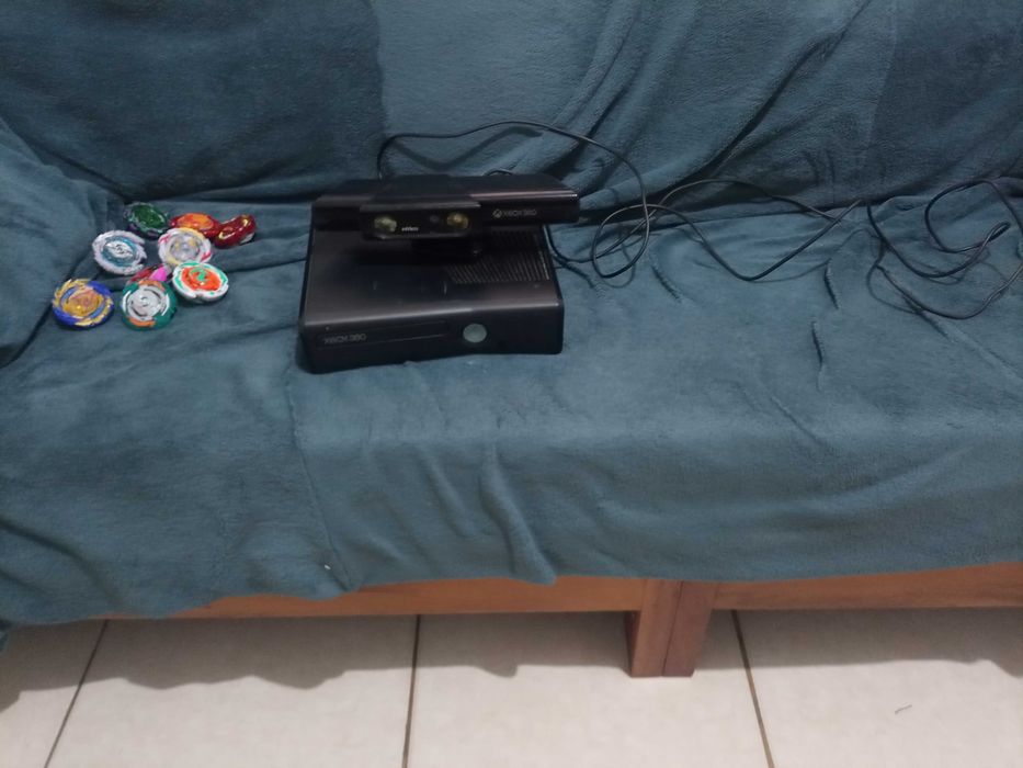 Xbox 360 slim e kinekit e um negócio para kinekit, vendo e troco