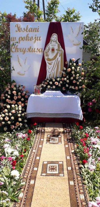 Postać Pana Jezusa z sercem  Pierwsza Komunia  ołtarz Boże Ciało