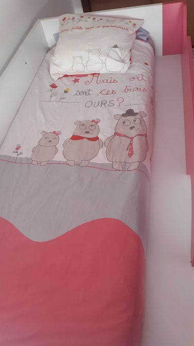 Cama branca e rosa