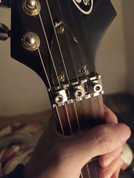 Guitarra elétrica Logan, com ponte estilo Floyd Rose