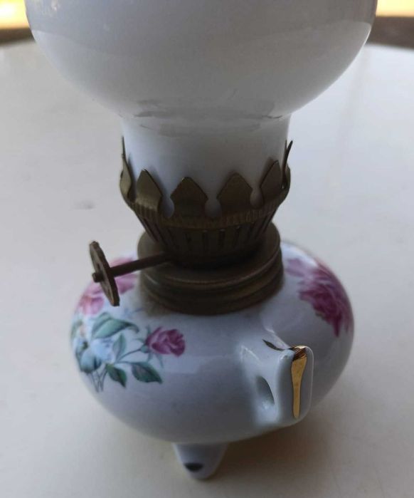 Candeeiro, em porcelana decorativa