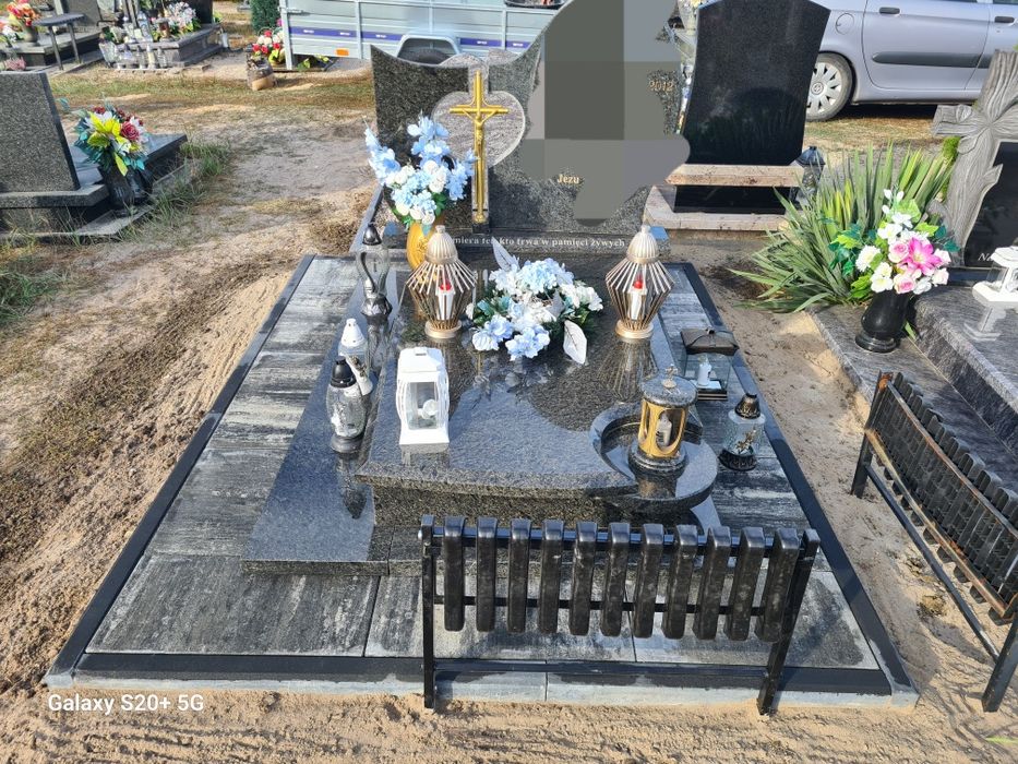 Układanie kostki brukowej wokół nagrobków naprawa kostki na cmentarzu