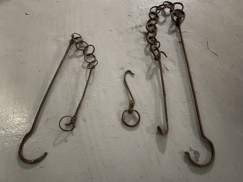 Conjunto antigo de correntes e ganchos de lareira grande