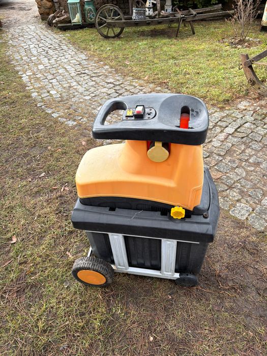 Rozdrabniacz frezowy do gałęzi z koszem