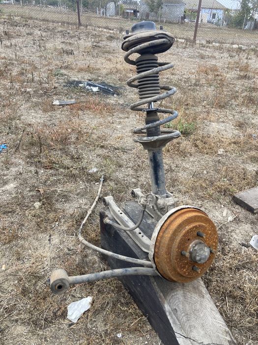 Стойка со ступицей в заборе Nissan sunny n14