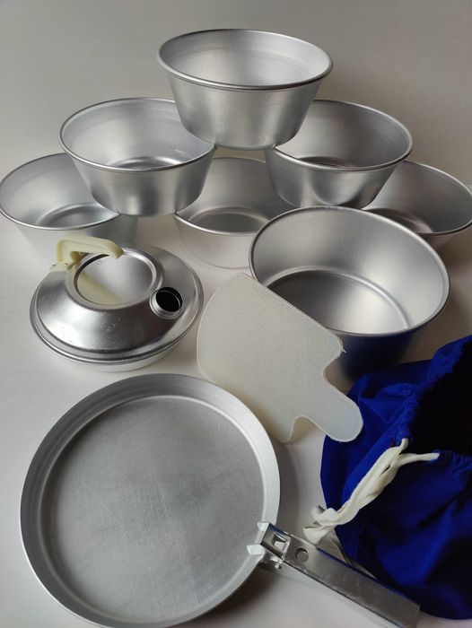 Zestaw naczyń turystycznych, naczynia campingowe, menażka turystyczna