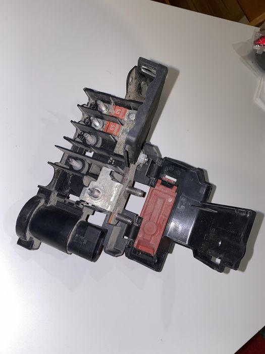 Плюсова клема підкапотна audi a4 b9 a5 f5 8w q5 80a розподільник