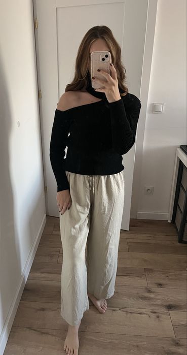 Czarny sweter odkryte ramie