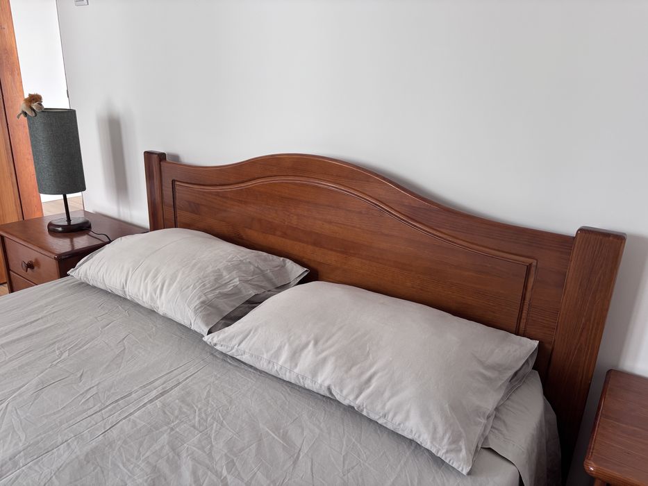 Cama de casal em madeira maciça + 2 mesas de cabeceira + estrado