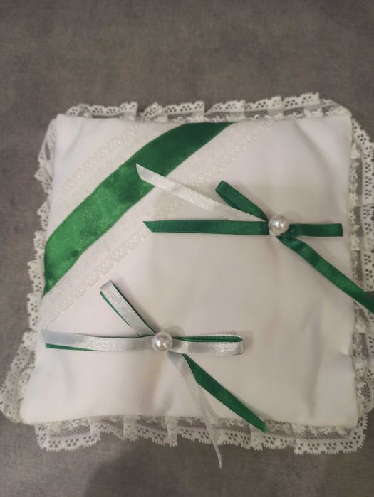 Подушечка для обручок, біле з зеленим