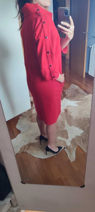 Vestido vermelho midi, com gola e botões