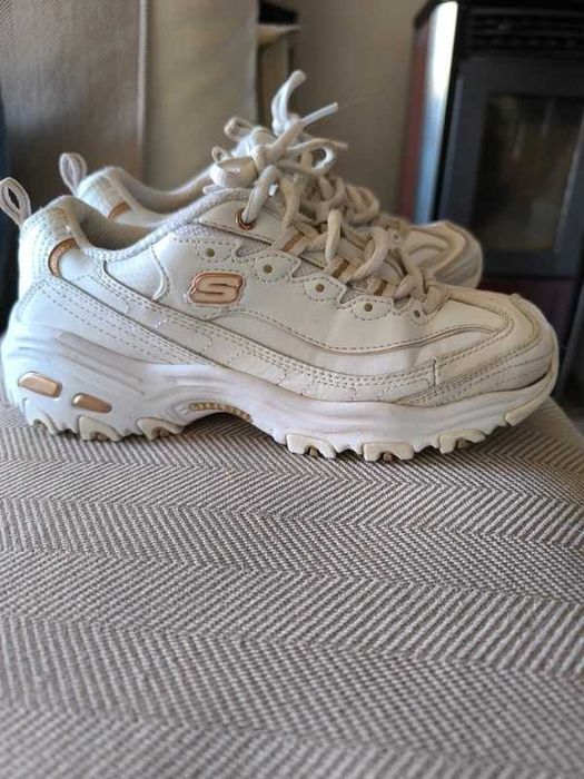 Sapatilhas casuais Skechers D'Lites em branco/dourado rosa - Glamour Feels