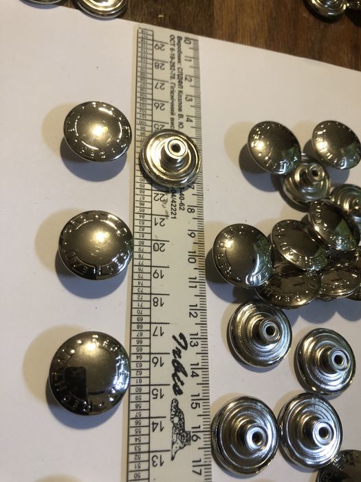 Кнопки, пуговицы для верхней одежды с диаметром 2,5 см.