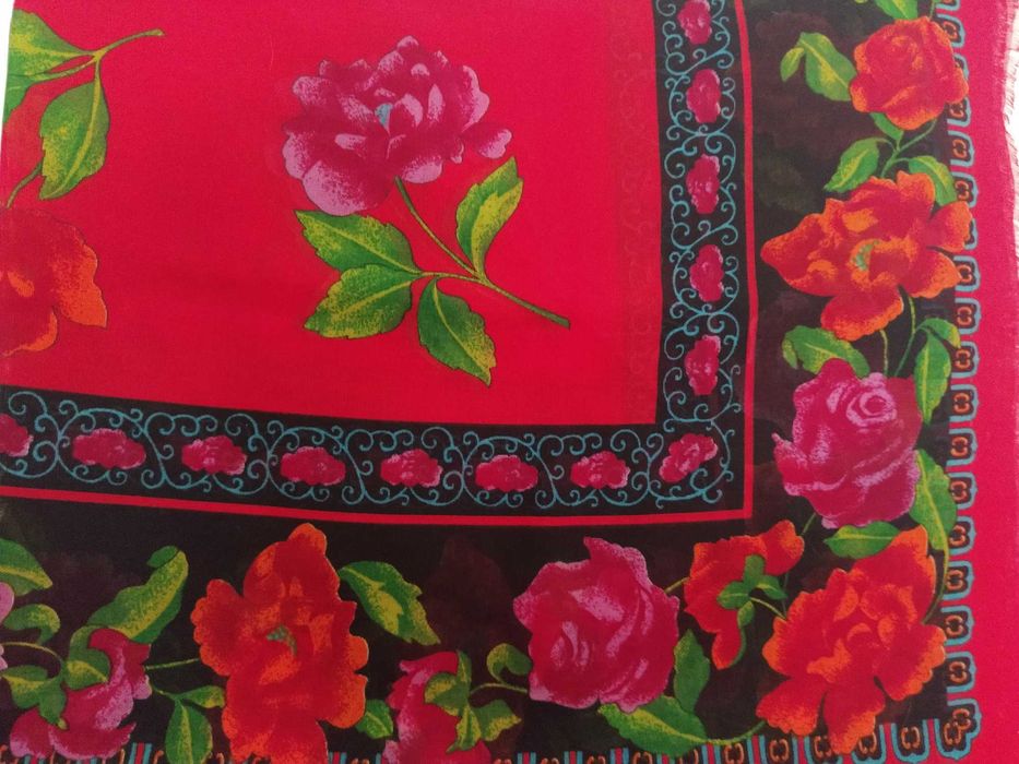 Lenço novo vermelho padrão flores lindíssimo 90x90cm