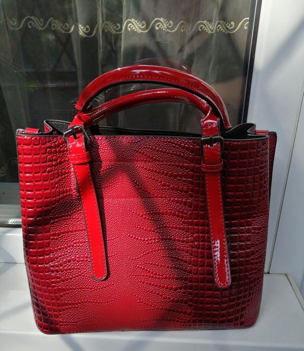 Сумка лаковая в стиле кроко