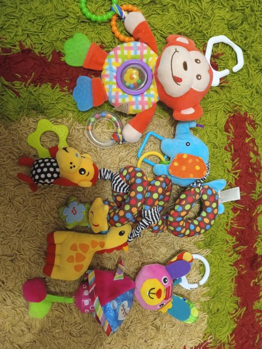 Игрушки на детскую коляску ,кроватку , лот .