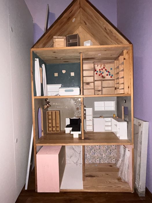 Drewniany domek dla lalek.