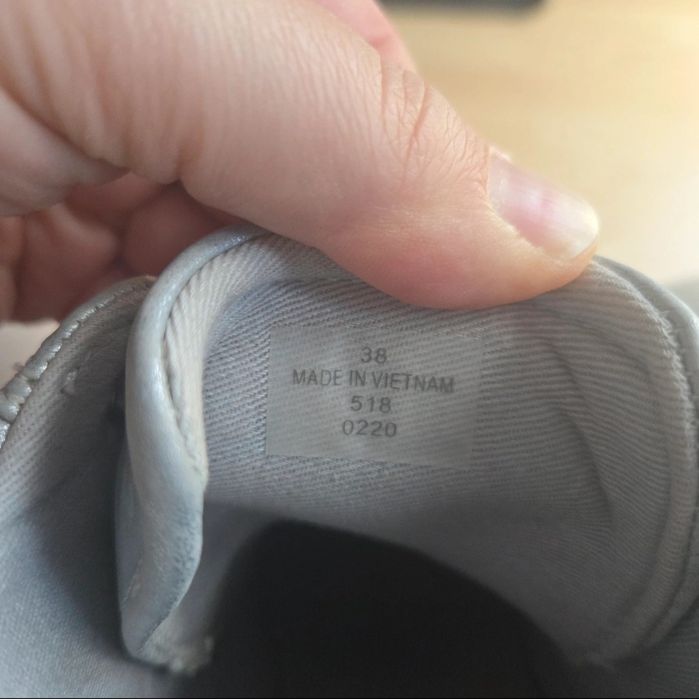 Srebne wysokie sneackersy Guess r. 38