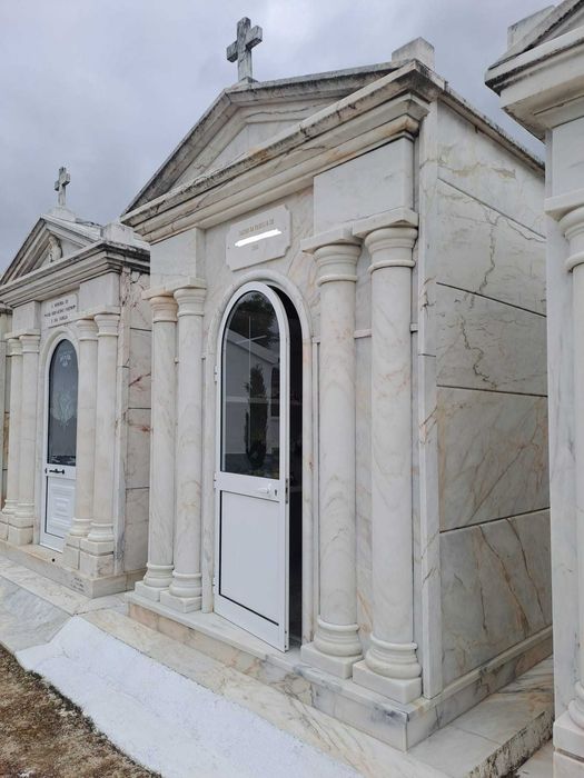 Vendo Jazigo 8 Caixões