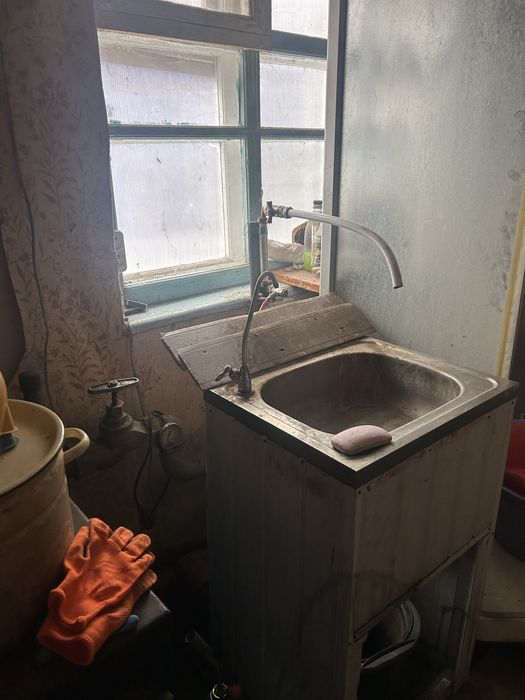 Невеличкий міцний будиночок Веселі Терни, вода, газ, 10соток. Міцний