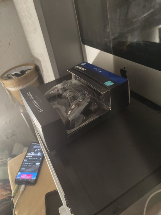 Comando PlayStation 4 em muito bom estado (somente a caixa)