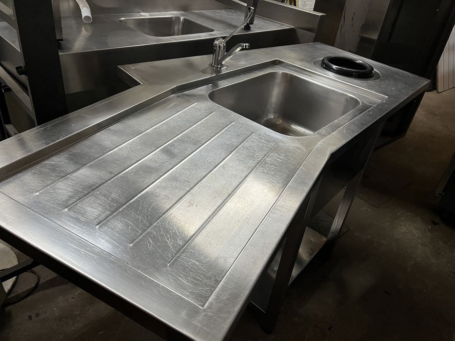 Escaparate em inox de canto com pio, torneira e saída de detritos