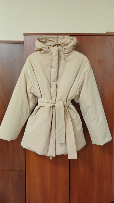 Женская зимняя куртка-пуховик с поясом бежевого цвета