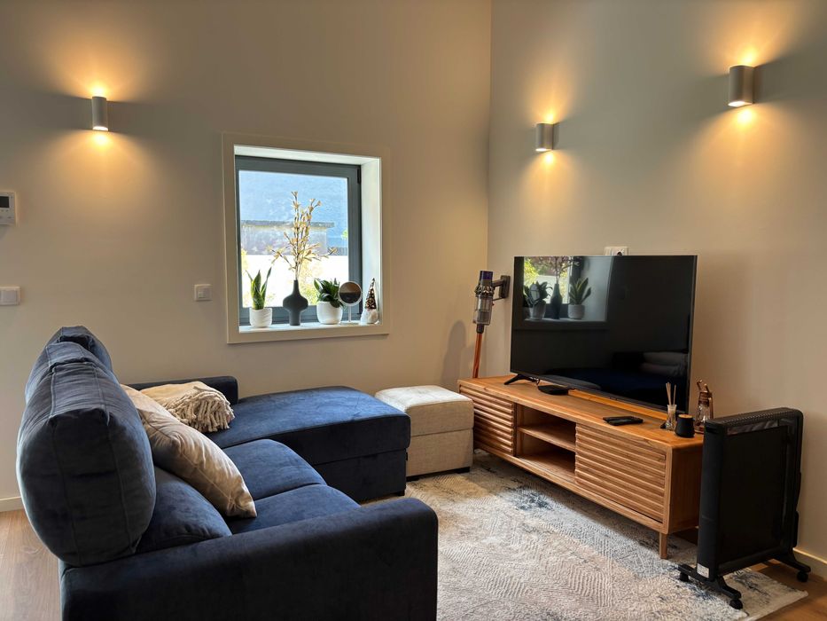 Arrenda-se Moradia em Banda Moderna Totalmente Mobilada em Gaia | Fully Furnished Open Space House in Gaia
