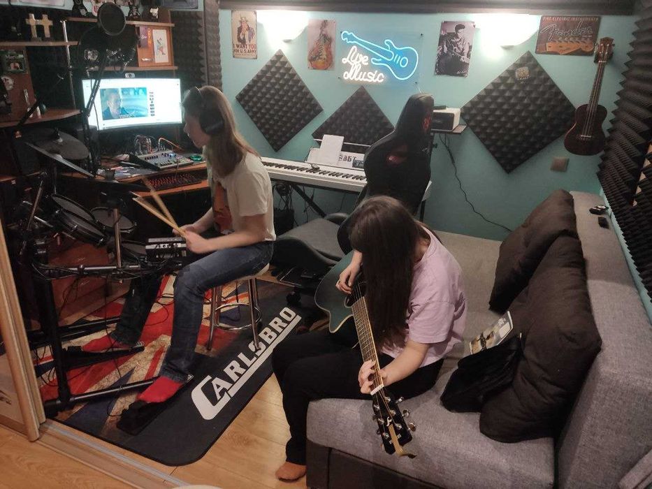 Уроки гри на гітарі, укулеле, барабанах, для дітей та дорослих