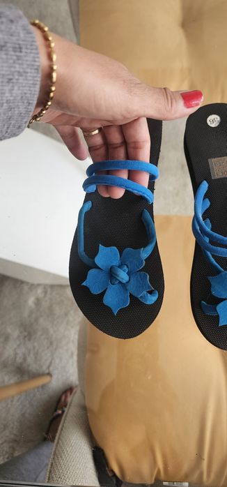 Chinelas / Sandálias Rasas Azuis com Tiras e Detalhe de Flor (Como Novas)