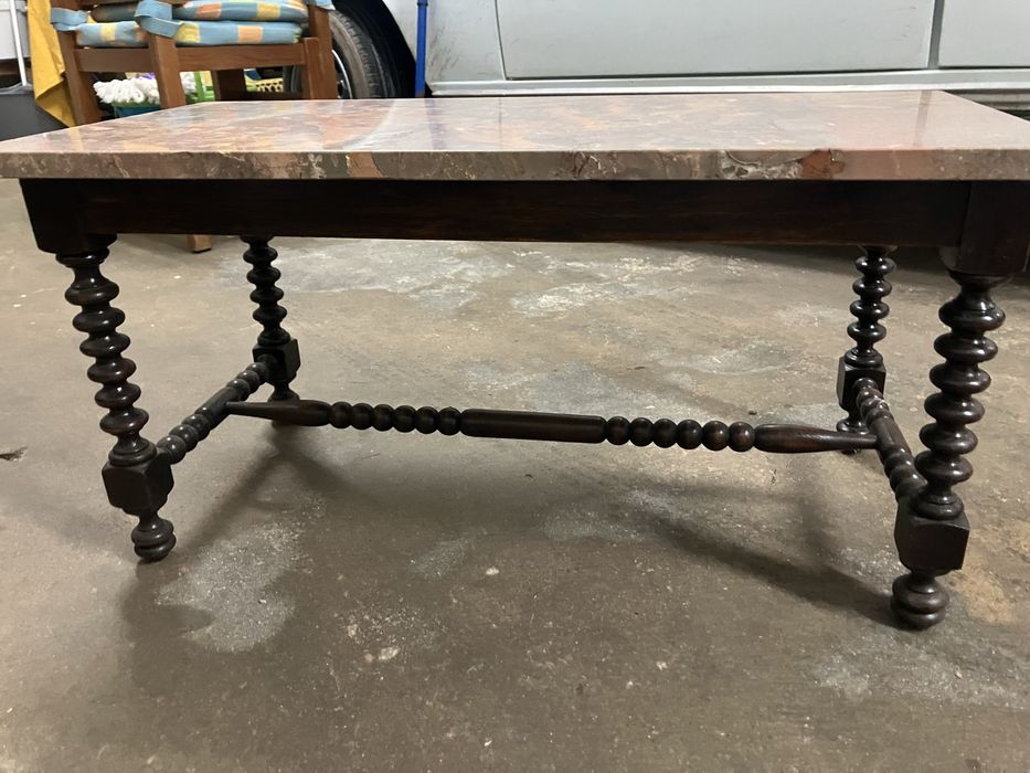 Mesa de centro antiga com tampo marmore