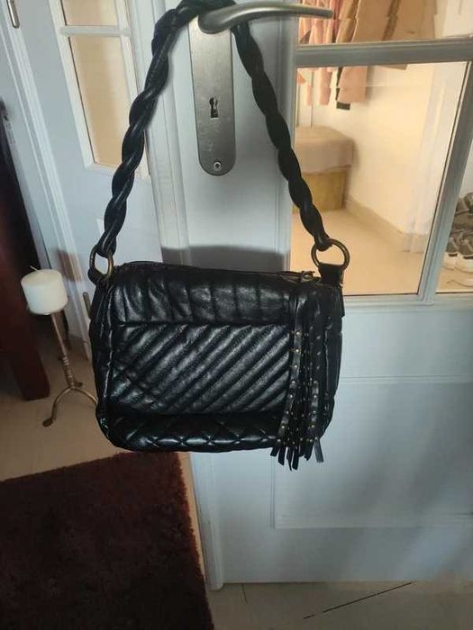 Mala preta para senhora com alça entraçada