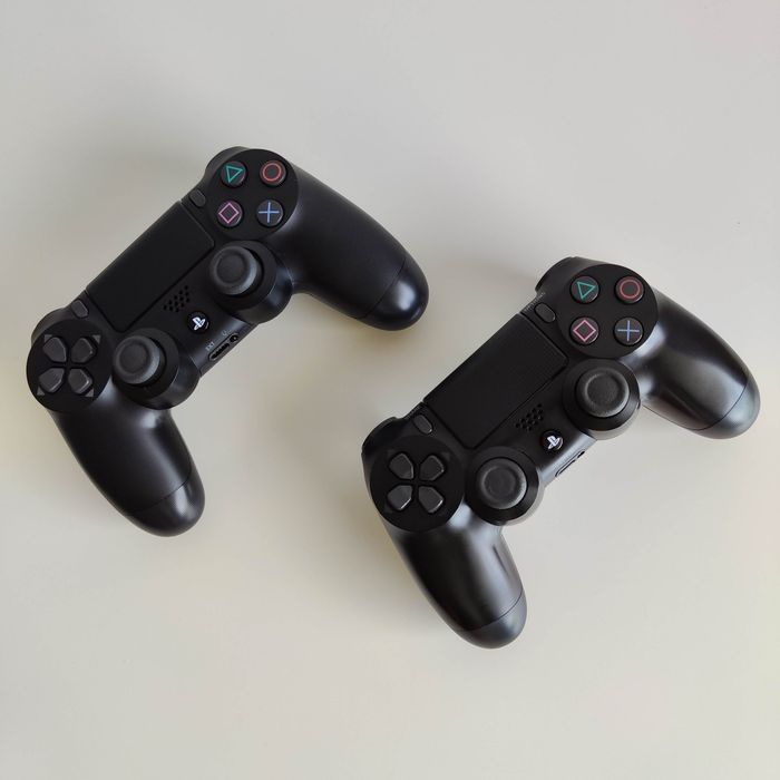 Consola Playstation 4 Slim + 2 comandos