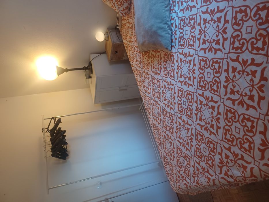 Alugo quarto ,,com cauçao.