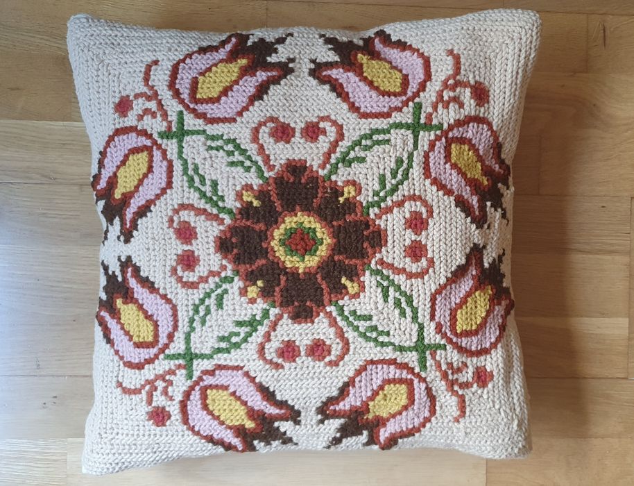 Quadros e almofada em Arraiolos