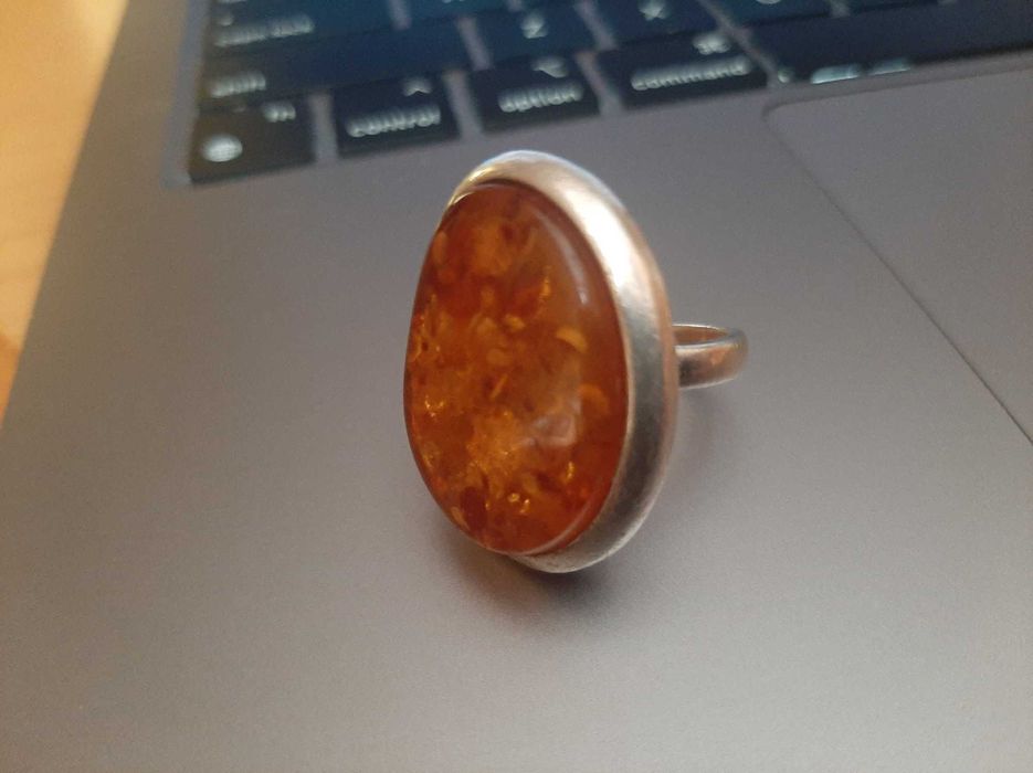 Okazały stary pierścień z bursztynem