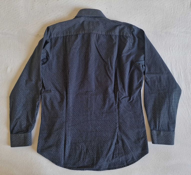 Camisa azul escura de manga comprida