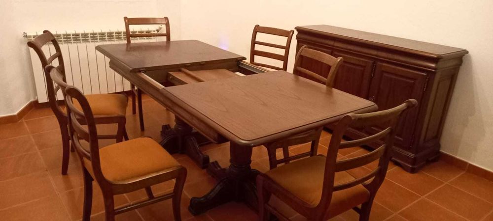 Mesa de sala de jantar em madeira de castanho maciço, com 6 cadeiras