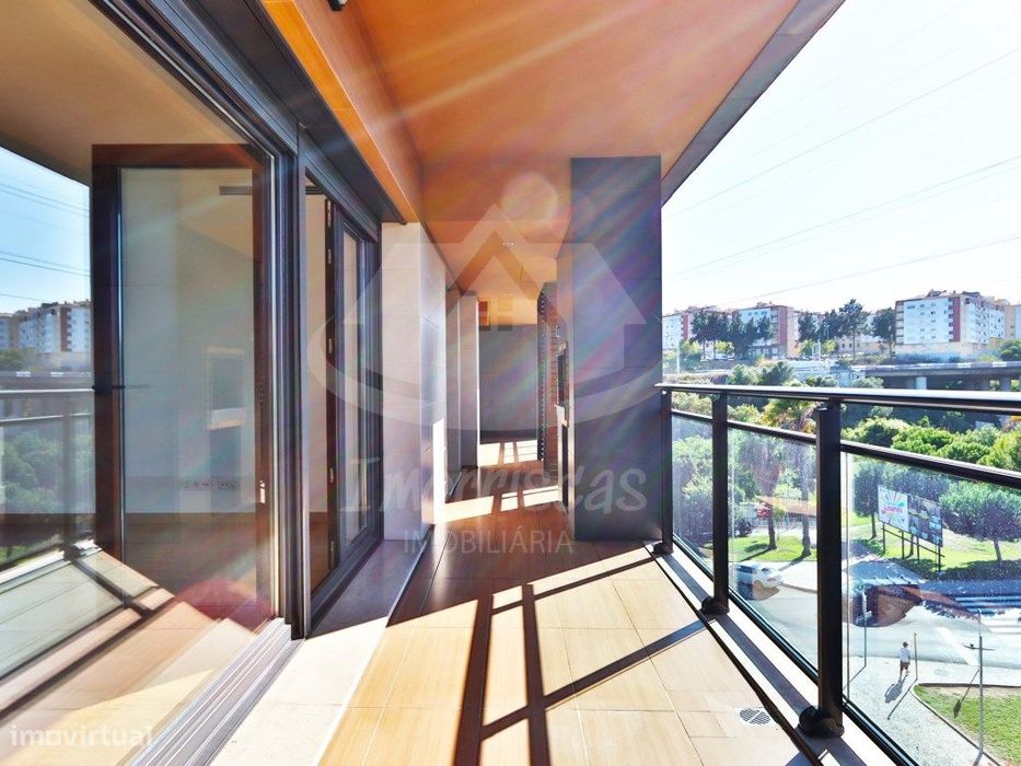 Apartamento T3 com box no Condomínio Blue Garden, em Sacavém