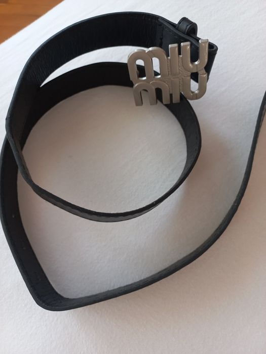 Czarny pasek z metalową klamrą