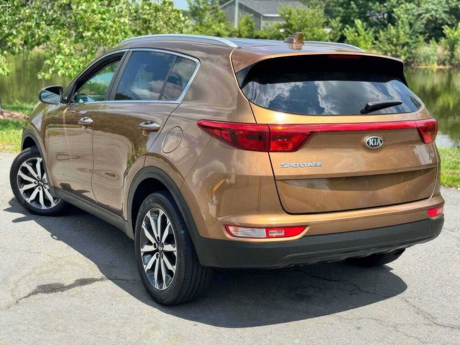 Kia Sportage EX      2017