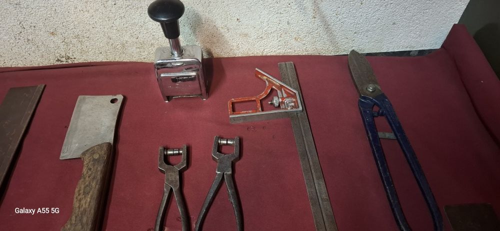 Várias ferramentas antigas