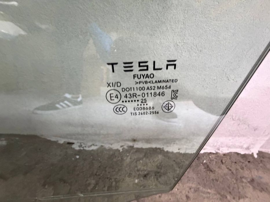 Скло лівих дверей tesla model Y