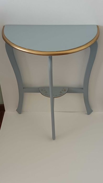 Pequena mesa/consola recuperada. Ideal para loja/montra