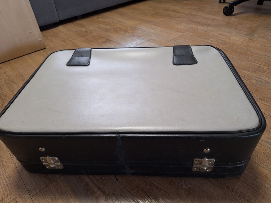 Чемодан великий.