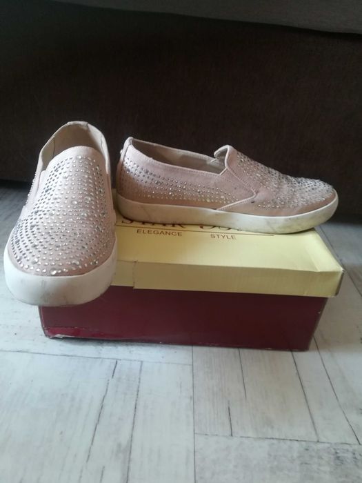Buty slip on beżowe z cekinami 36