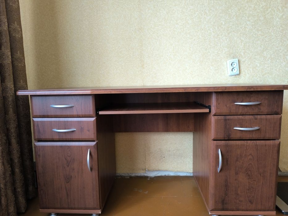 Стіл письмовий для дому чи офісу