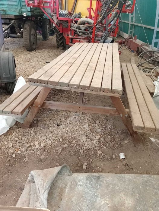 Stół ogrodowy z ławkami