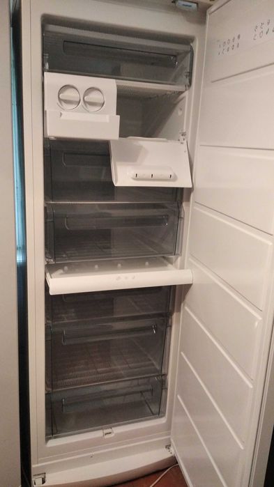 велика Морозильна камера Husqvarna висота 1.85 м.